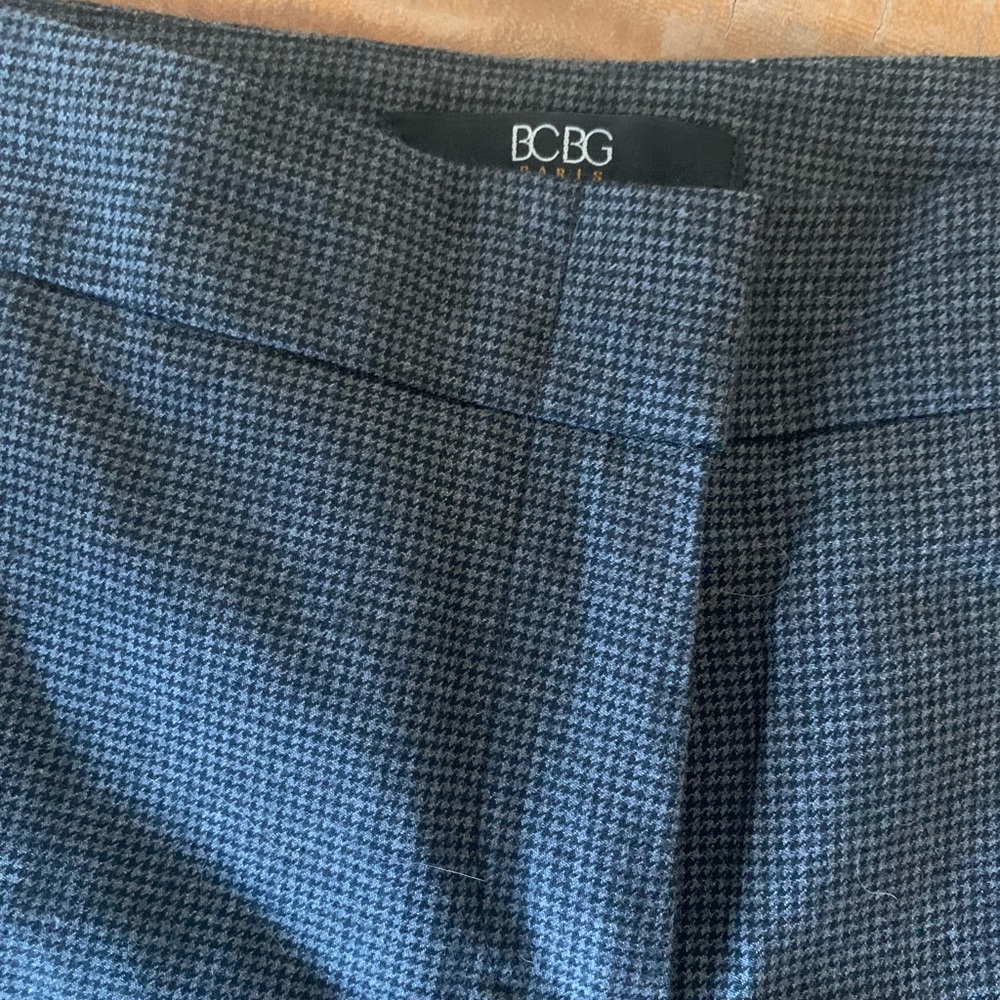 BCBG Paris Size 2 Dress Slacks / Houndstooth Dark Pattern